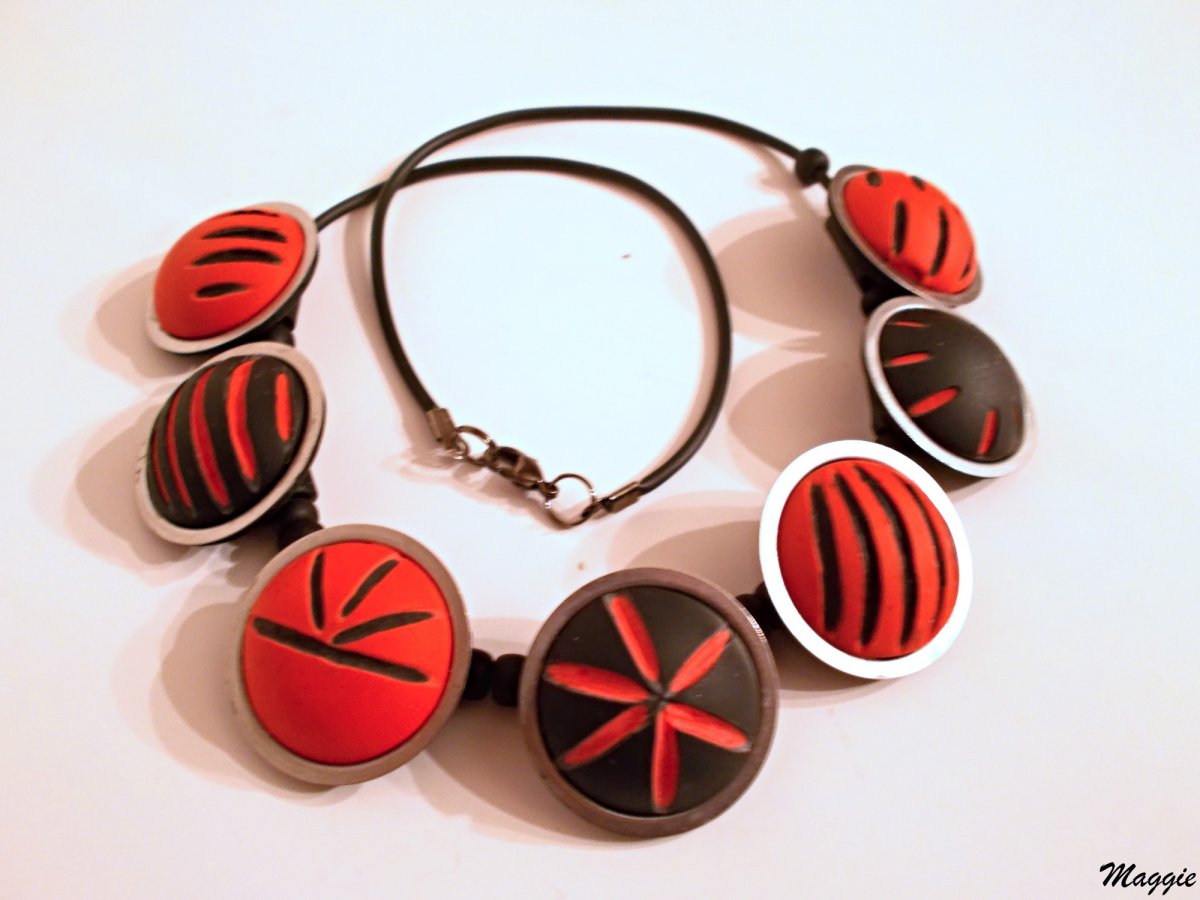 Červenočerný náhrdelník