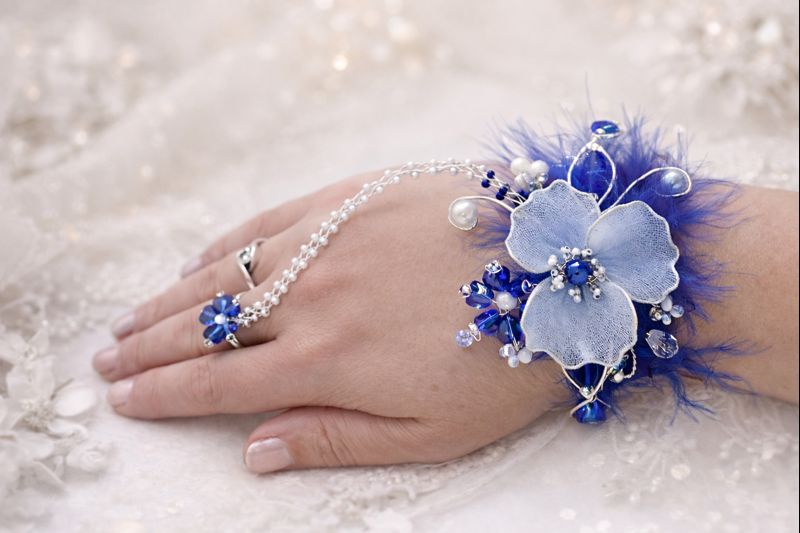 Svatební náramek s prstýnkem – modro-bílý květ s perličkami s peříčky