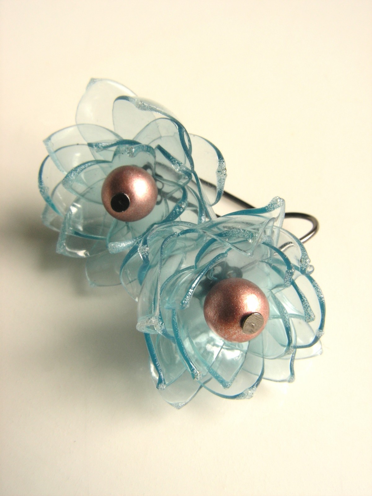 Květinka s růžovou perličkou