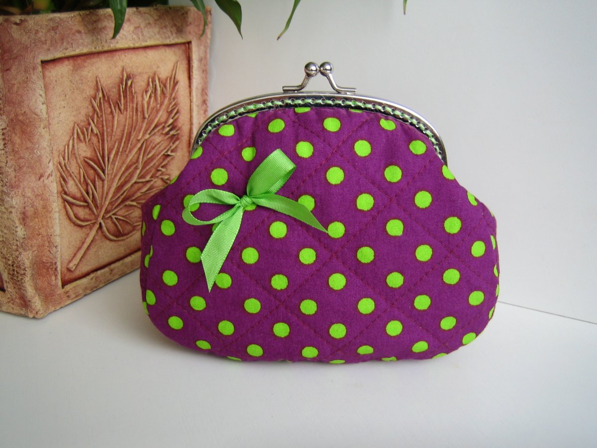 Zelené puntíky na fialové