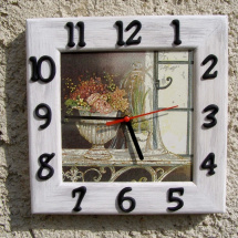 Závěsné hodiny - Komoda s oknem