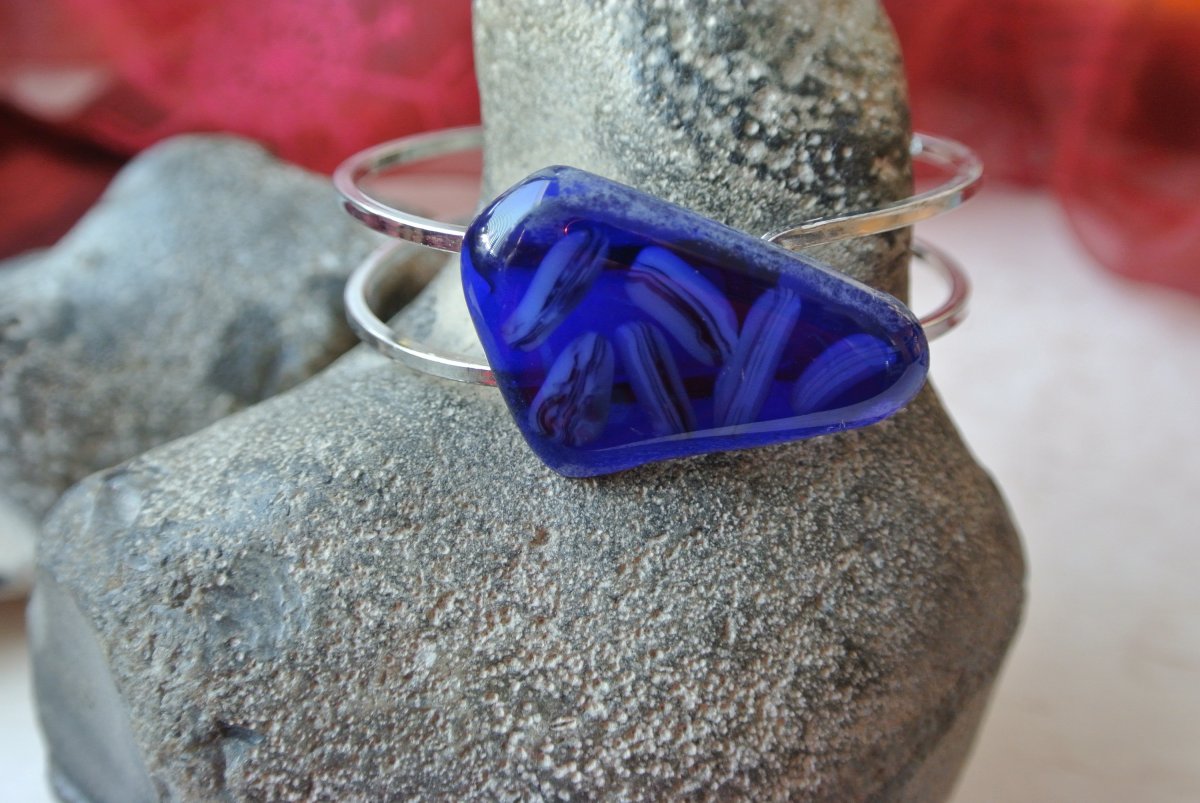 Náramek s tmavě modrým sklem