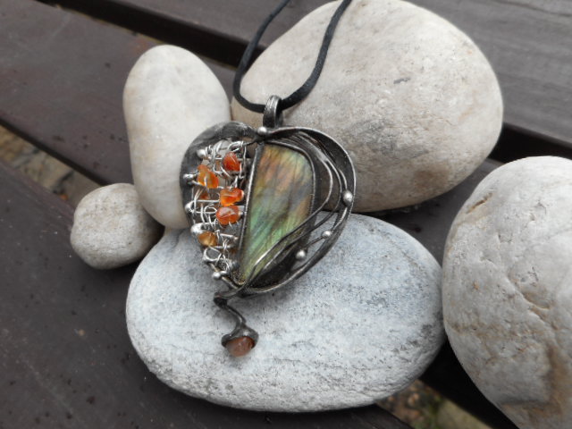 Labradorit v síti času