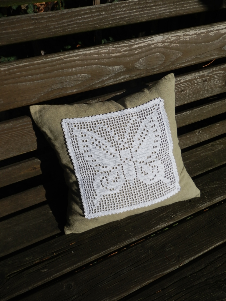 povlak na polštář s háčkovanou krajkou