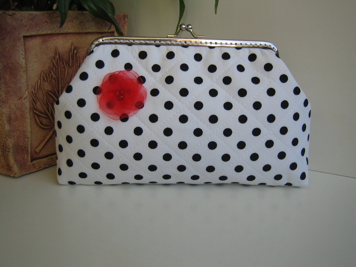 Černé puntíky na bílé s červenou růží