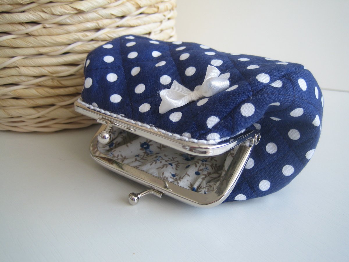 Bílé puntíky na modré