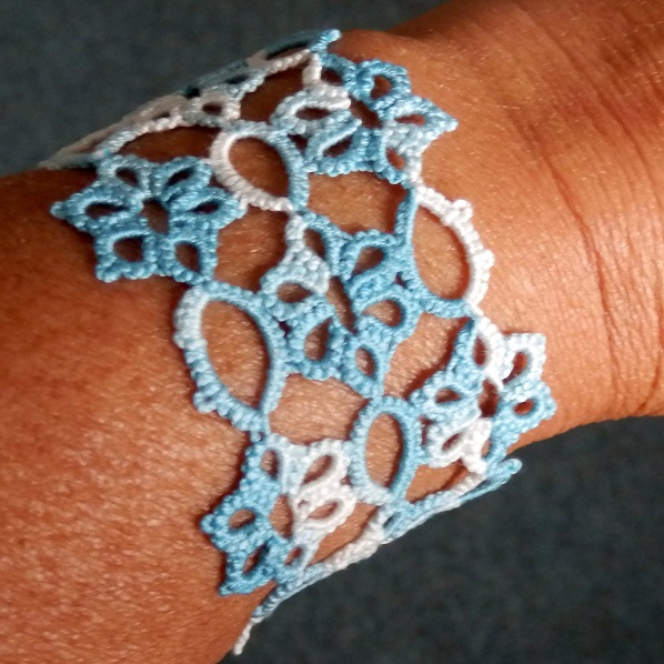 frivolitkový náramek F1