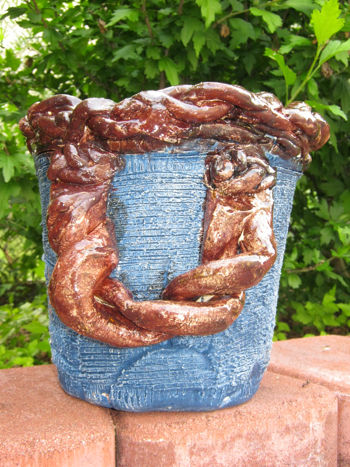 obal na květináč s tmavohnědým klepadlem;