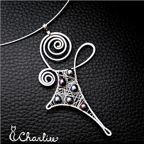 Přívěsek - LAPENÉ - PERLY- tepaný - hypoalergenní chirurgická ocel