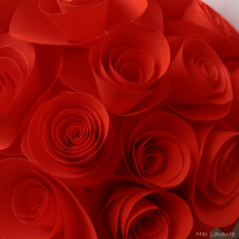 Papírová kytice z červených růžiček