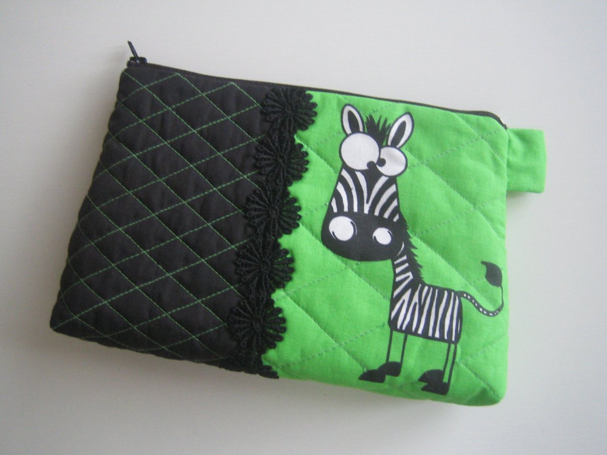 Vykulená zebra na zeleném se zipem :))