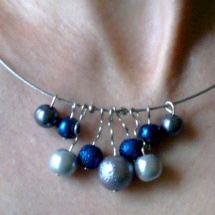 Šedo-modrý náhrdelník na obruči