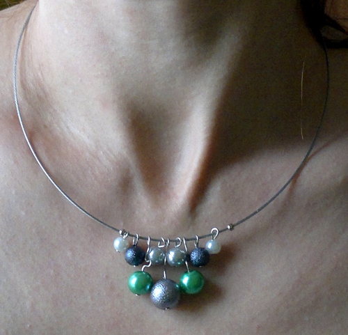 Šedo-zelenkavý náhrdelník na obruči