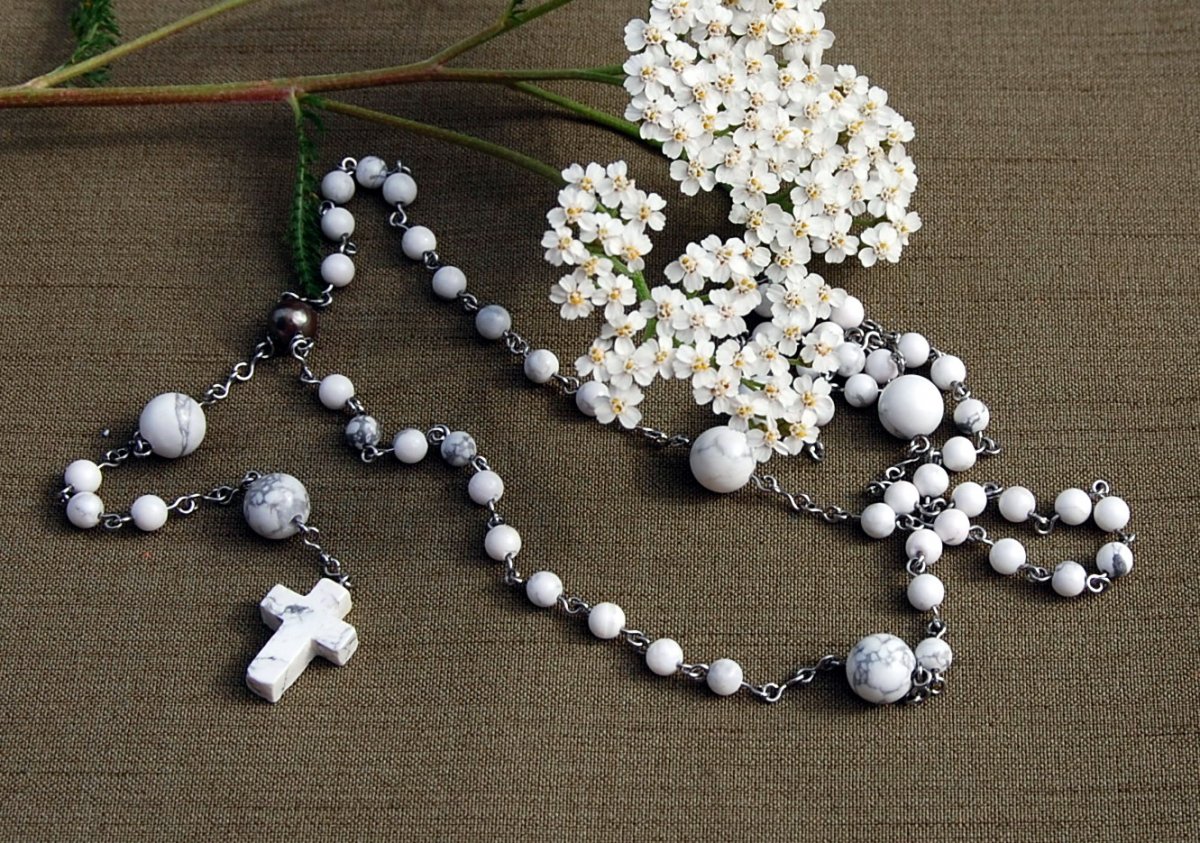 Výroba růžence z dodaných kuliček