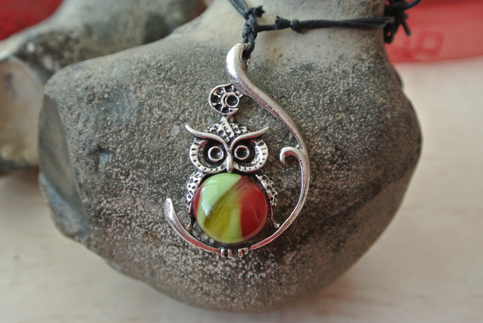 Sovička s červeno zeleným sklem