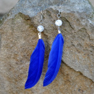 Modrá peříčka s perlí