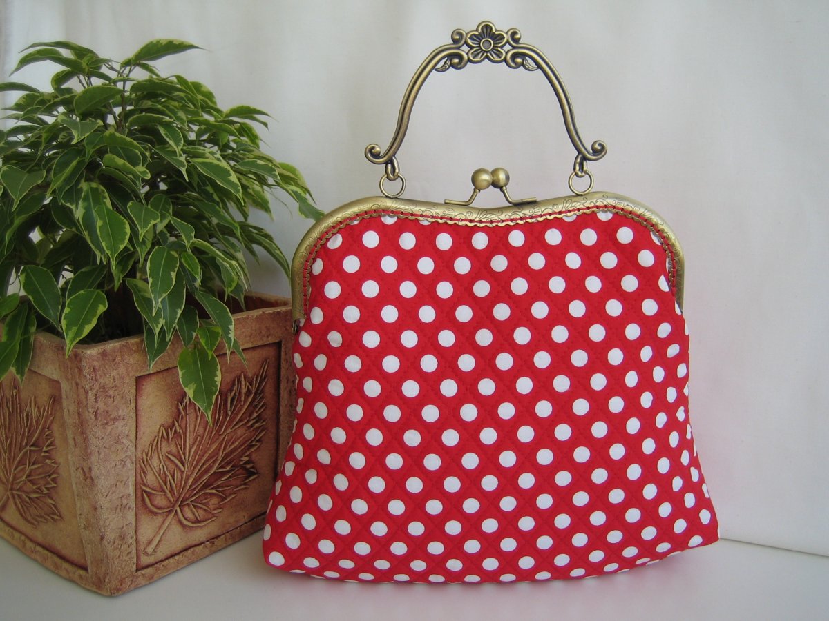 Rámečková kabelka bílé puntíky na červené