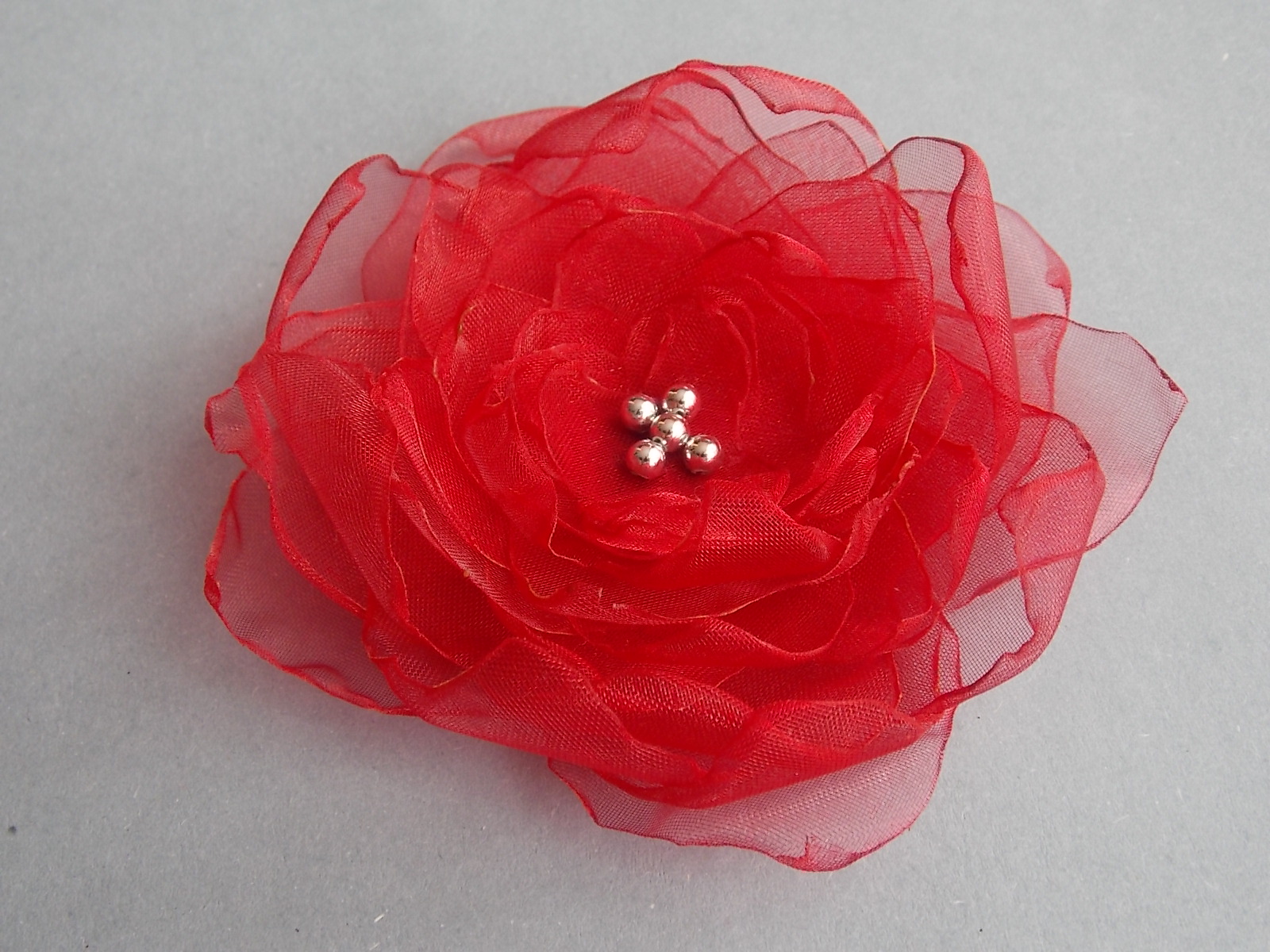 Rudá plesová brož