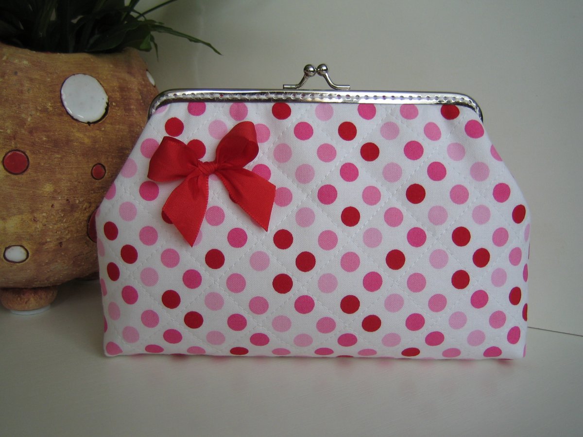 ...červené a růžové puntíky na bílé