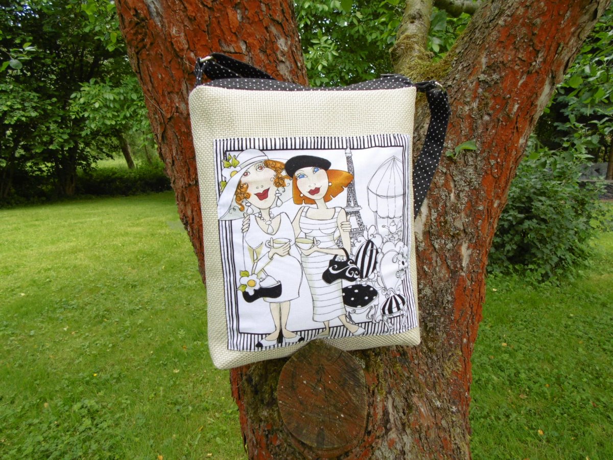 Textilní kabelka přes rameno.