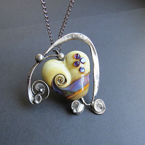 pod ochraným křídlem