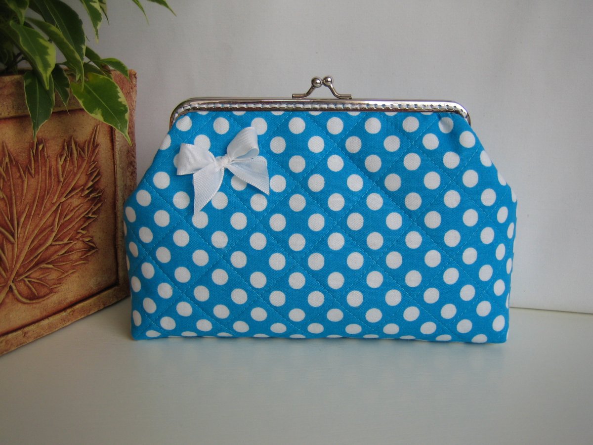 Bílé puntíky na tyrkysu