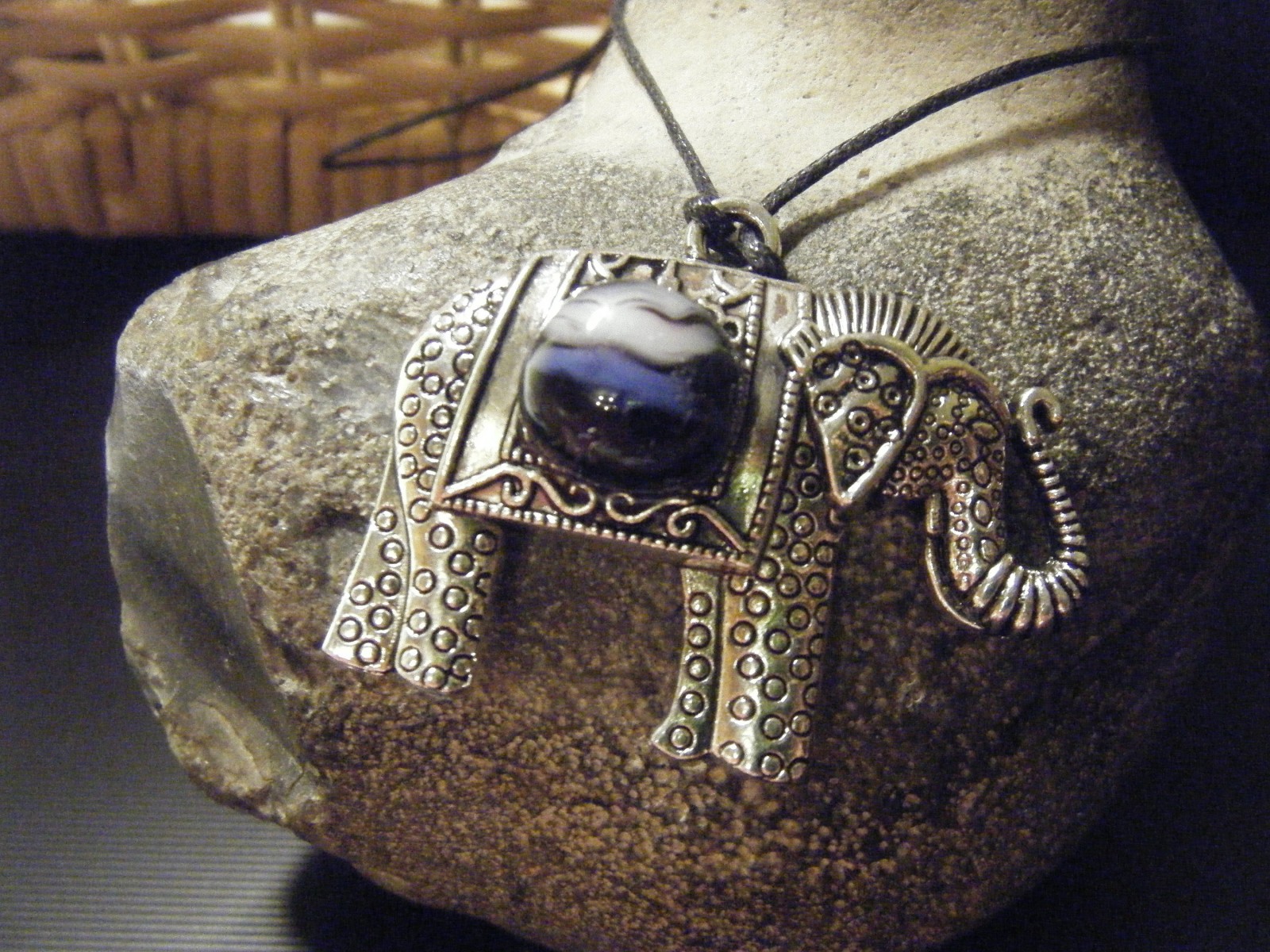 Slon s černo fialovo bílým sklem