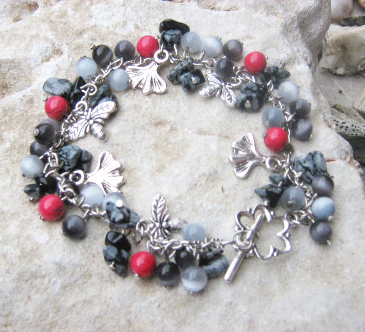 Červená v nudné šedi