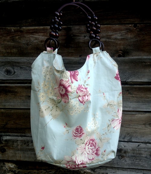 Kabelka s růžemi ve stylu vintage korálkovými uchy