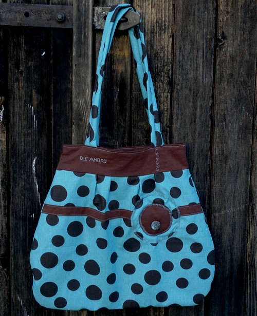 Tyrkysová puntíkatá kabelka