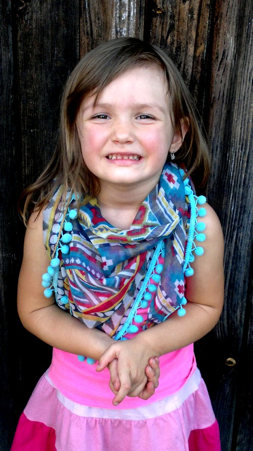 Indiánský šáteček s bambulkami