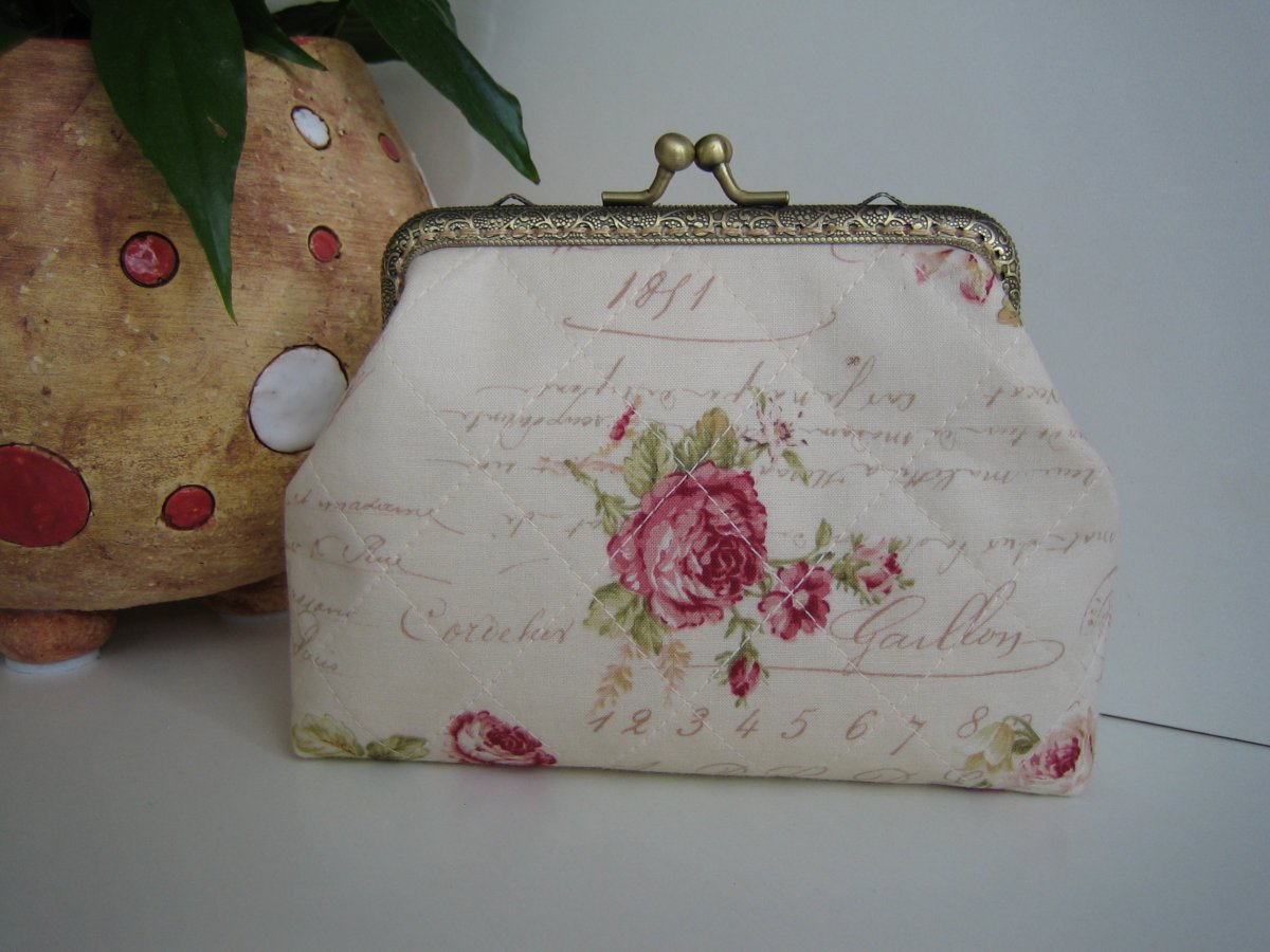 Růže v kovovém rámečku