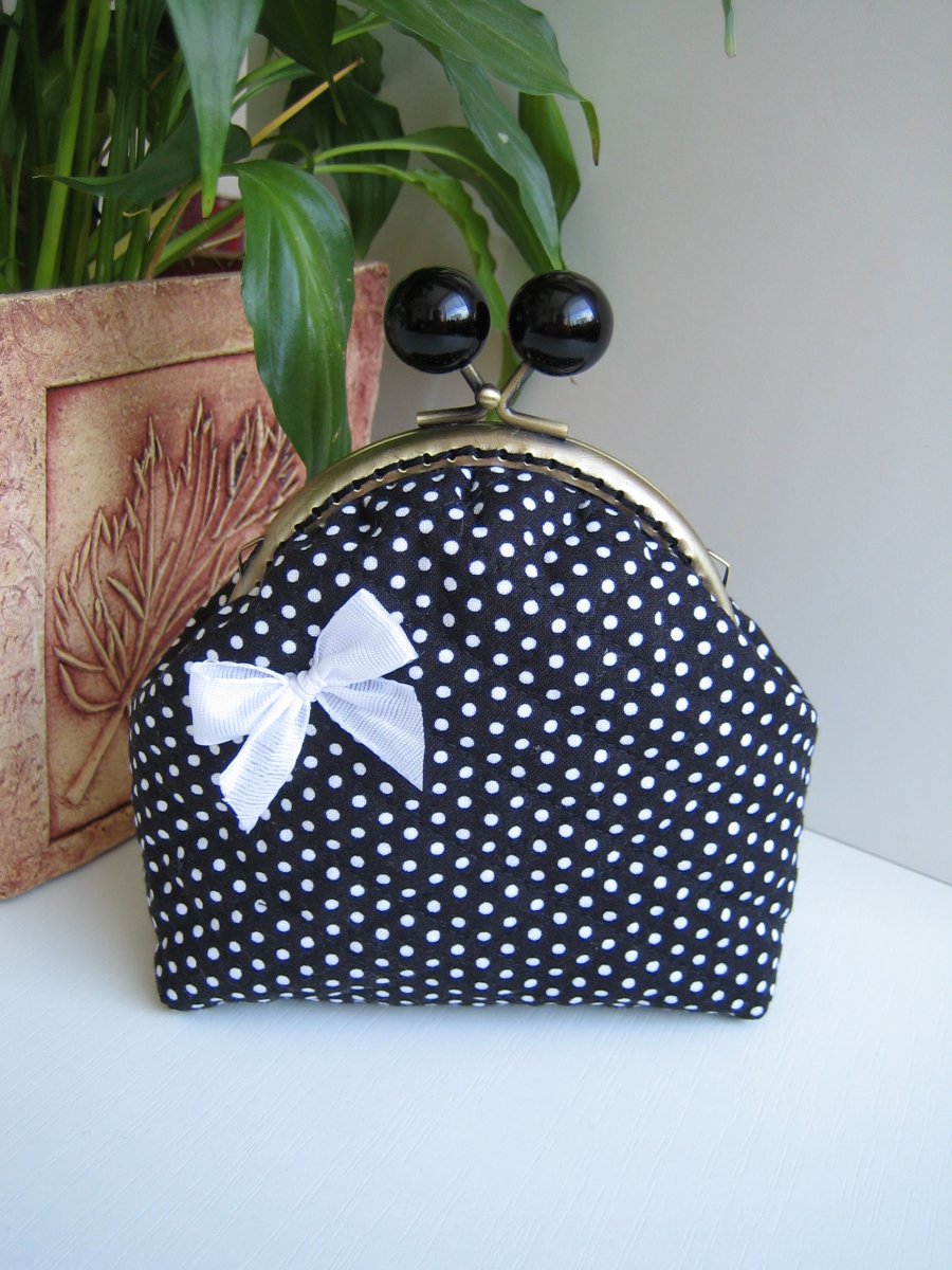 Bílé puntíky na černé