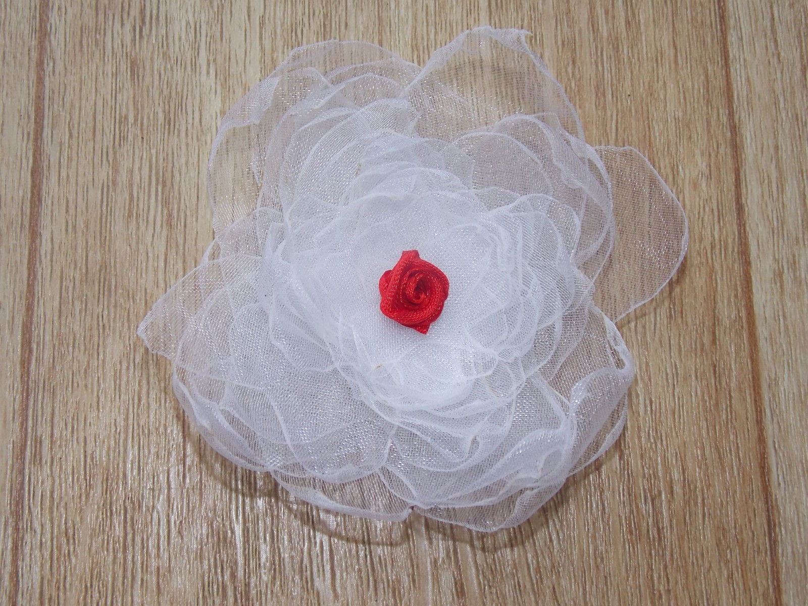 Bílá svatební brož