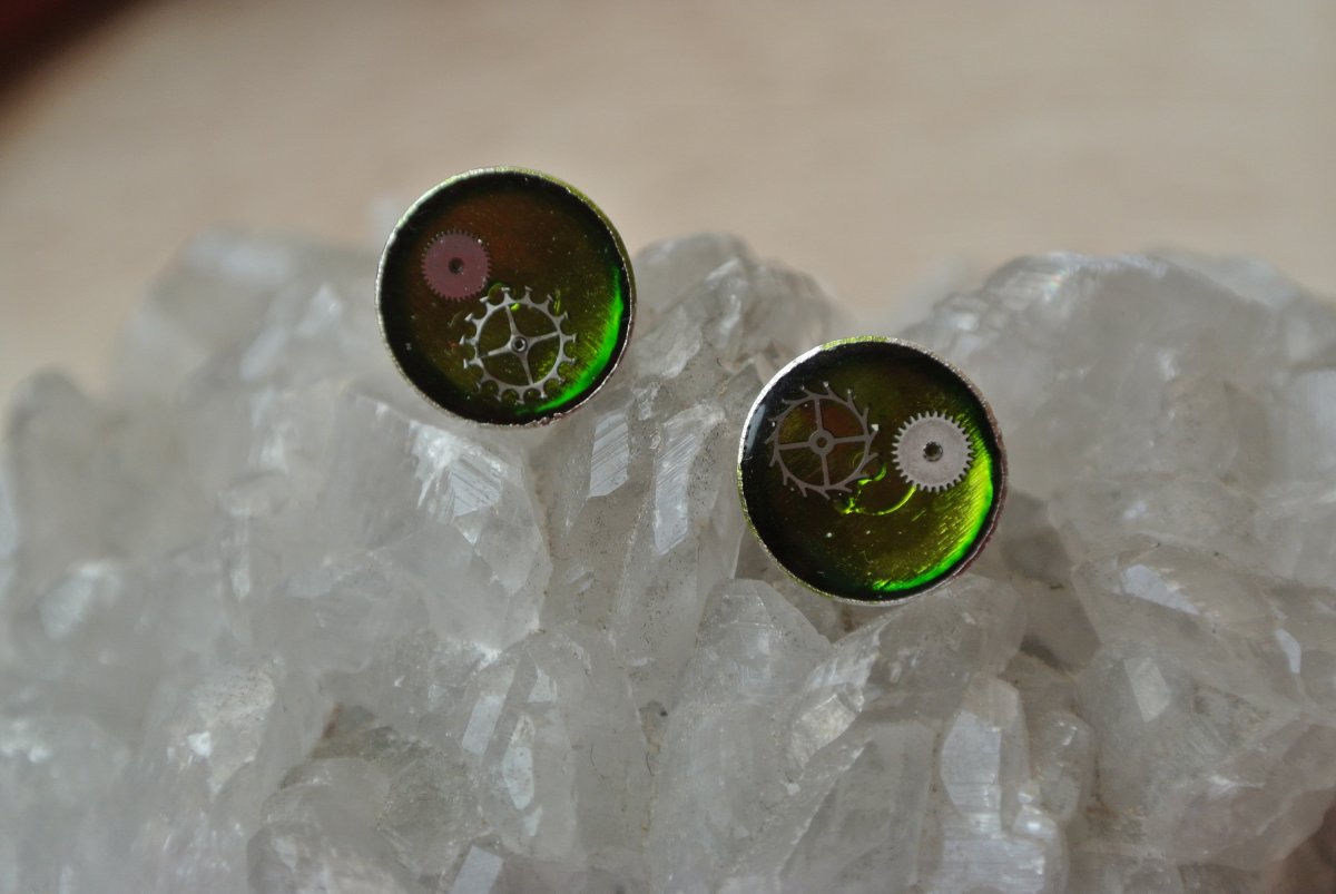 Steampunkové naušnice - zelené puzetky