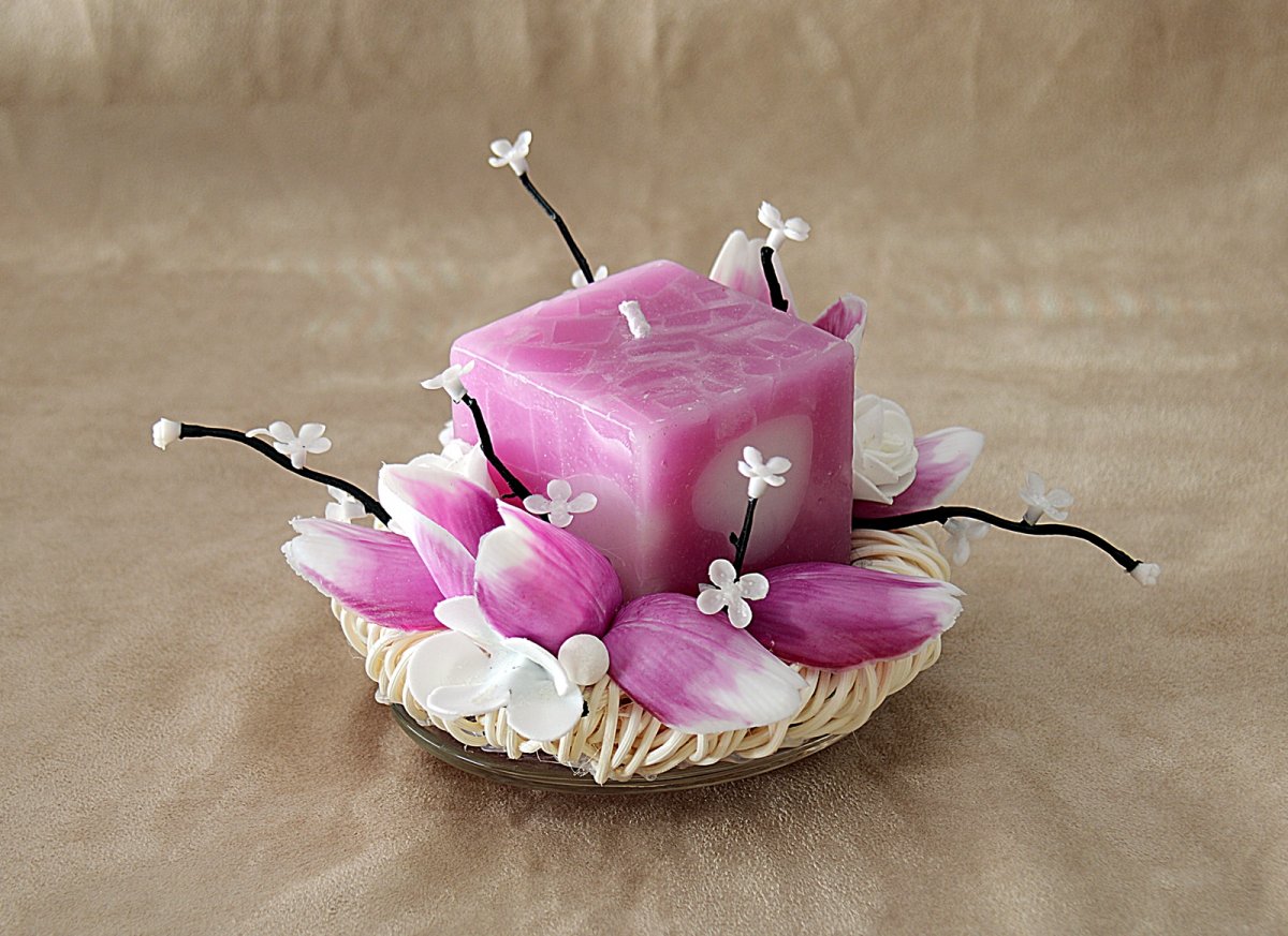 růžová svíčka s bílými srdíčky