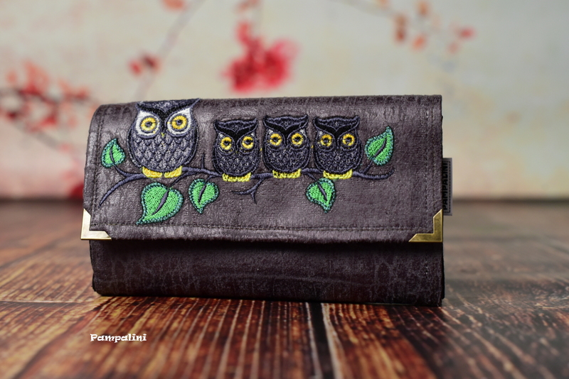 Vyšívaná peněženka s koženým efektem