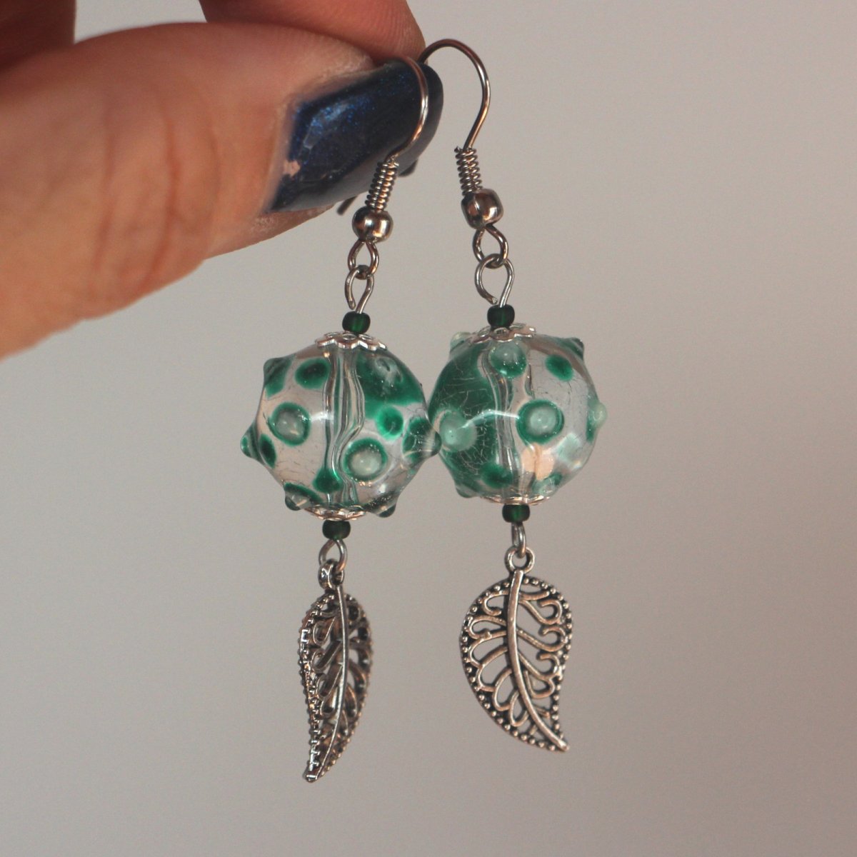 Náušnice dlouhé, imitace vinuté sklo - zelený puntík