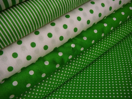 Bavlněná látka - metráž - bílý puntíček na zelené - š. 150 cm