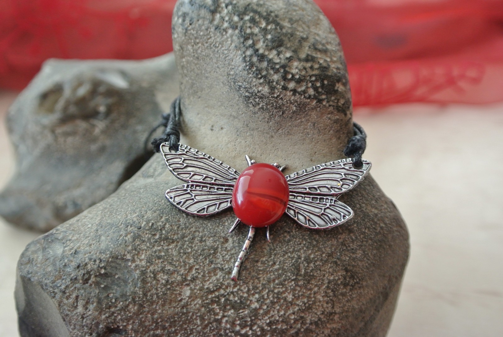 Vážka s červeným sklem