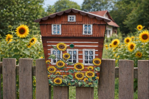 Ručně malovaná poštovní schránka se slunečnicemi – venkovský styl