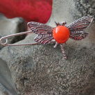 Brož vážka s červeno oranžovým sklem