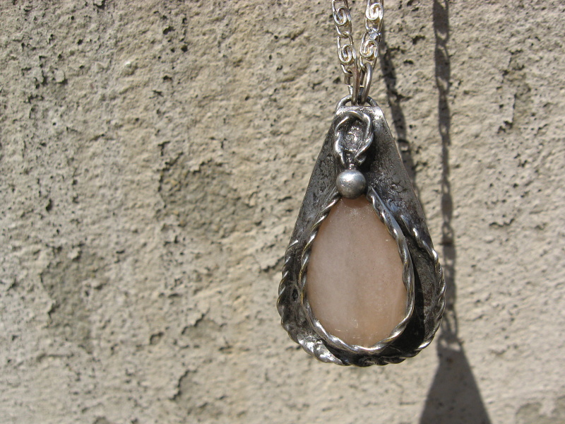 Nádech nostalgie - přívěsek s růženínem