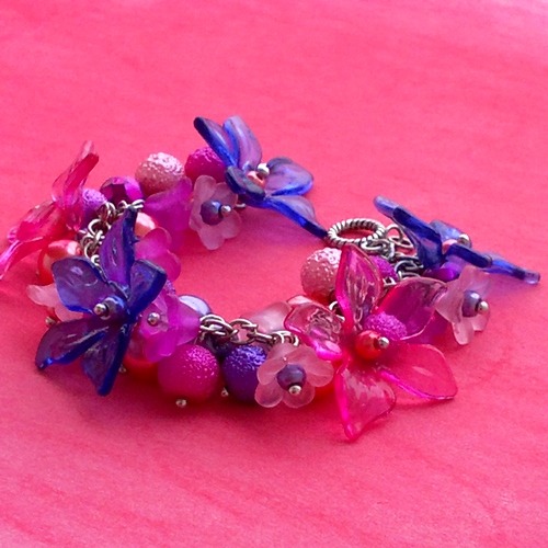 Fialový květinový náramek