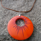 Oranžový dřevěný náhrdelník