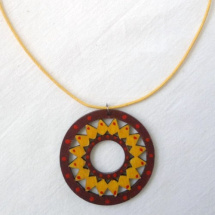 Hnědožluté sluníčko- dřevěný náhrdelník