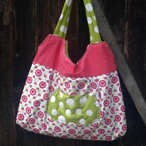 Červená květovaná kabelka