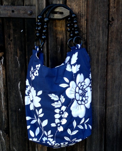 Květinová modrá kabelka s korálkovými uchy