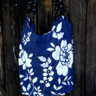 Květinová modrá kabelka s korálkovými uchy