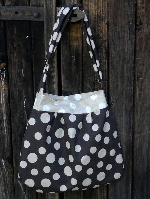 Hnědá puntíkatá kabelka s dlouhým trakem